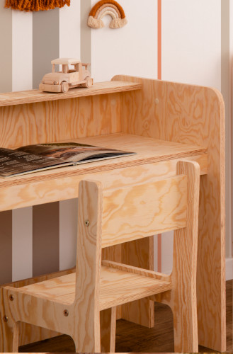 Drewniane biurko i krzesełko dla dziecka ze sklejki sosnowej w kolorze naturalnego drewna